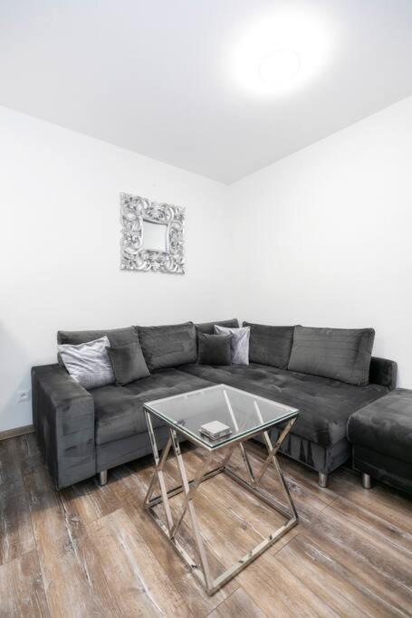 Alure Residences 1 & 24H Self Check-In, Free Parking In Front Of The Apartment Building, New Building, Terrace, Cafe With Breakfast In The Apartment Building, Next To The Aqua Park Μπάνσκα Μπίστριτσα Εξωτερικό φωτογραφία