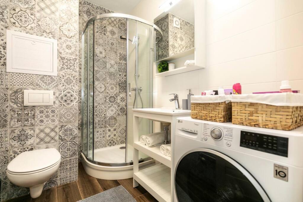 Alure Residences 1 & 24H Self Check-In, Free Parking In Front Of The Apartment Building, New Building, Terrace, Cafe With Breakfast In The Apartment Building, Next To The Aqua Park Μπάνσκα Μπίστριτσα Εξωτερικό φωτογραφία