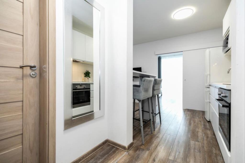 Alure Residences 1 & 24H Self Check-In, Free Parking In Front Of The Apartment Building, New Building, Terrace, Cafe With Breakfast In The Apartment Building, Next To The Aqua Park Μπάνσκα Μπίστριτσα Εξωτερικό φωτογραφία